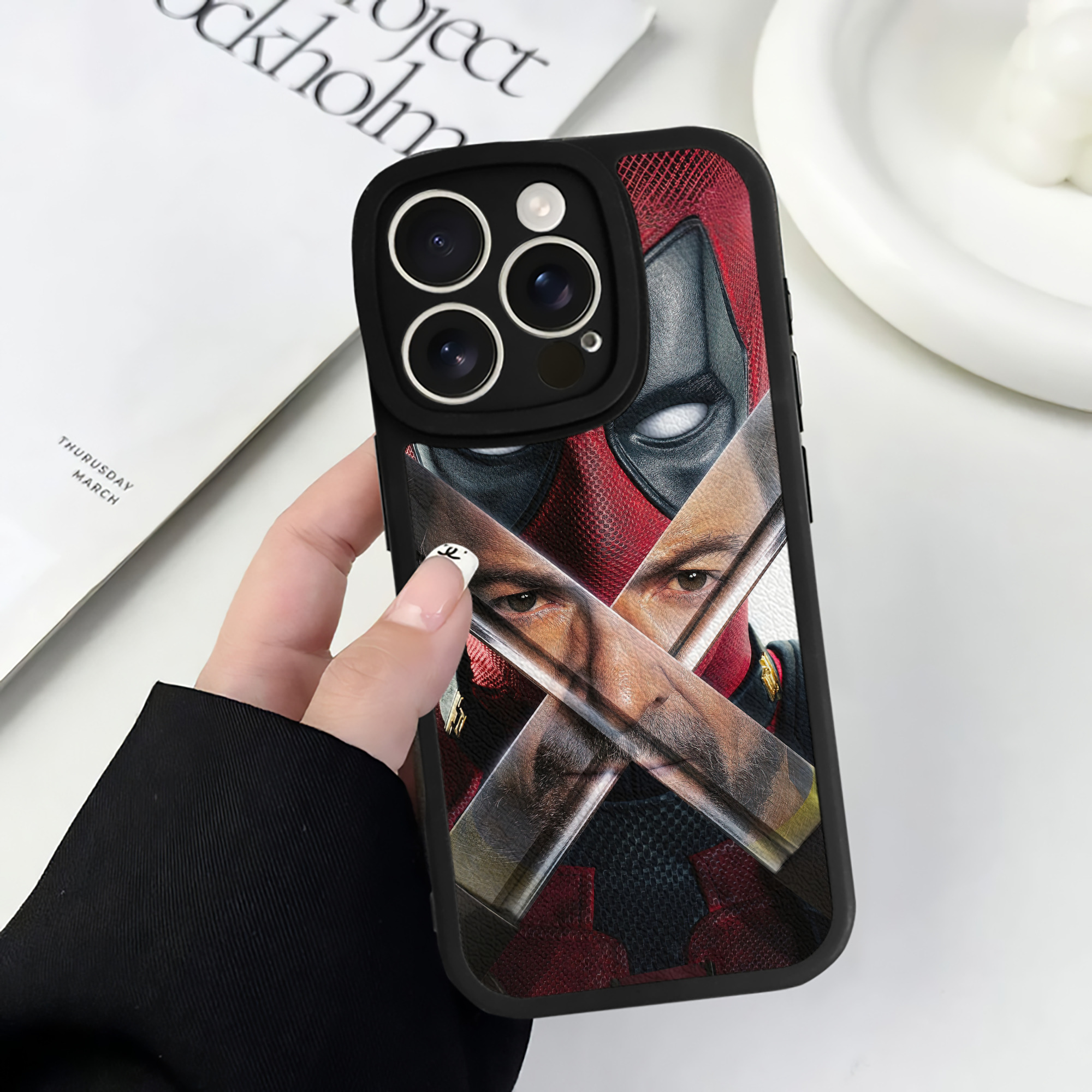 （画像用） Deadpool デッドプール 【iPhone 16シリーズ対応】シリコンスマホケース（レザー調） 材質：シリコン